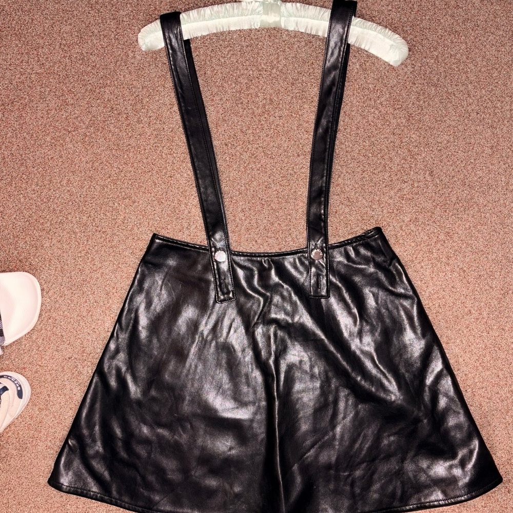 SHEIN Black Faux Leather Suspender Bermudas